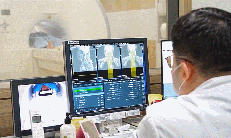 MRI 촬영실에서 모니터의 의료 영상을 확인하는 의료진