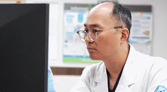 진료실에서 컴퓨터 화면을 확인하는 의료진